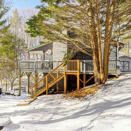 Boone Hideaway w/ Deck, Grill & Hot Tub!