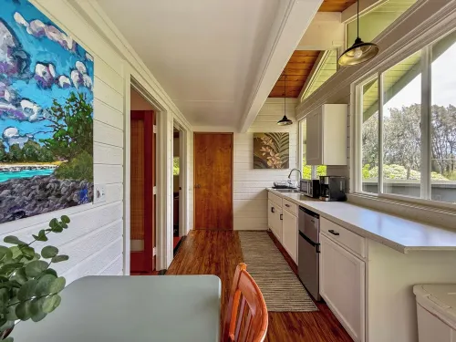 Sun kissed 1-bedroom apartment minutes from Hawi. فنادق في هاوي