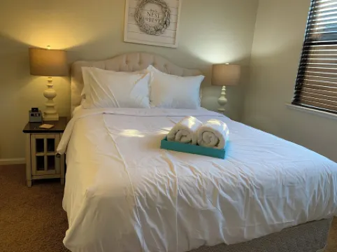 Charming 1-bedroom condo in awesome Modesto with WiFi, AC