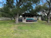 Family-Friendly 3-bedroom house in Kingsland with WiFi, AC, Kayaking & more.