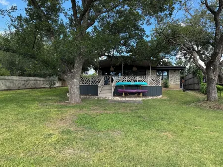 Family-Friendly 3-bedroom house in Kingsland with WiFi, AC, Kayaking & more.