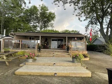 LAKE ERIE WATERFRONT COTTAGE. SLEEPS UP TO 7, JUST BRING YOUR BATHING SUIT. Отели в г. Халдиманд Каунти