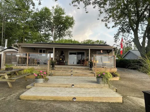 LAKE ERIE WATERFRONT COTTAGE. SLEEPS UP TO 7, JUST BRING YOUR BATHING SUIT.