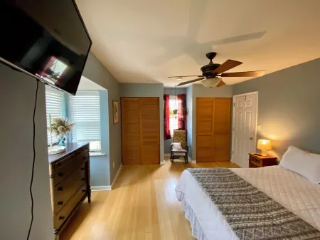 Charming 3-bedroom townhome with WiFi, back deck and fire pit.  Minutes from UVA