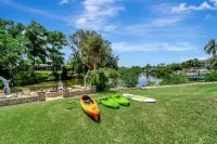 Waterfront/Kayak with Manatees/Heated Pool/Bikes/Firepit/Fish/close to Beaches