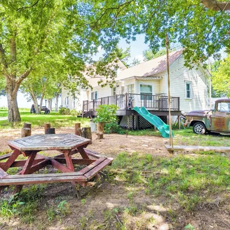 1800s Farmhouse—King Bed~Big Kitchen~Games & DVDs