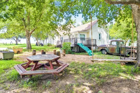 1800s Farmhouse—King Bed~Big Kitchen~Games & DVDs