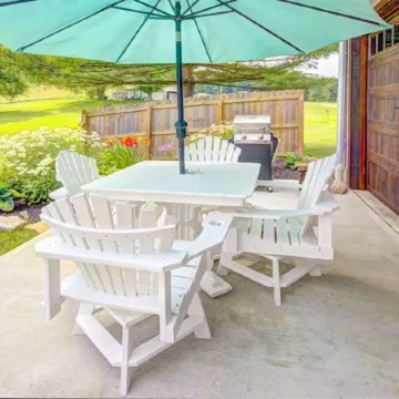 Heart of the Hocking Hills centrally located to hiking trails, lake and shopping