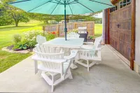 Heart of the Hocking Hills centrally located to hiking trails, lake and shopping