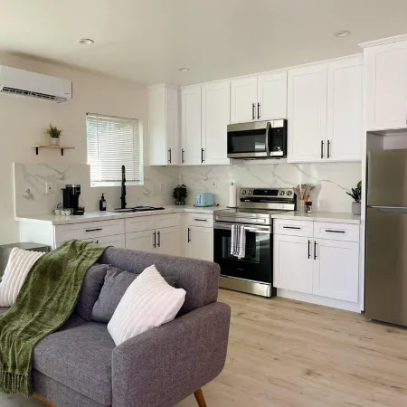 New: Charming guest suite by UCR, Downtown & plazas