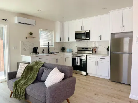 New: Charming guest suite by UCR, Downtown & plazas