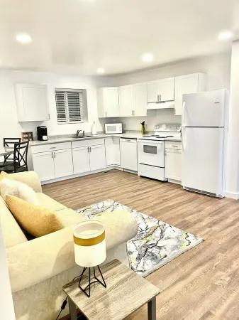 Charming 1-Bedroom Apartment in Pikeville with AC, WiFi, Work Desk Отели в г. Пайк