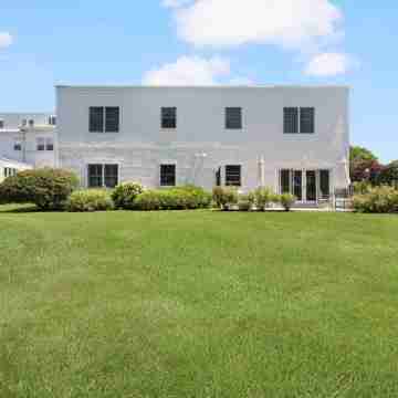 2 Bedroom Condo in Gilded Age Mansion close to Mansions and Ocean Beaches Others