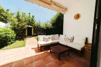 Charming 3-bedroom beachside chalet with WiFi & AC, in El Puerto de Santa María