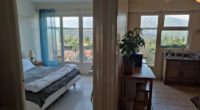 Bel Appartement Avec vue Panoramique sur la Montagne 韋爾內萊班酒店