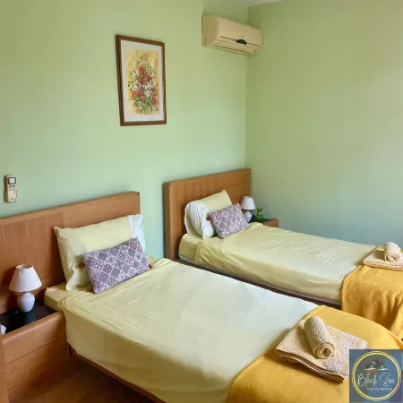 Scenic, 2 Bedroom Apt with Views Отели в г. Поморие