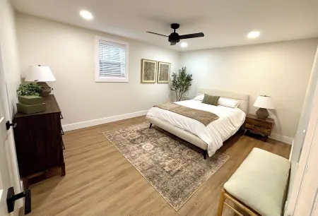 Charming 2-bedroom apartment in downtown Roswell Отели в г. Розуэлл