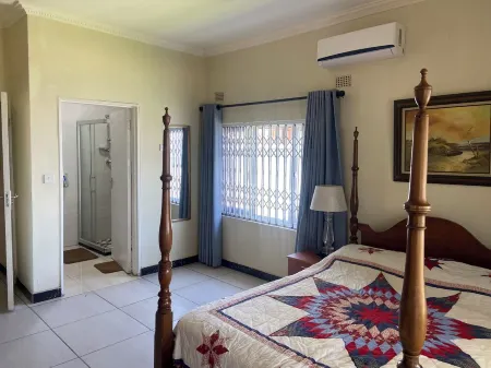 Spacious 4-bedroom beach house with WiFi, AC in beautiful Monkey Bay Отели в г. Манки Бэй