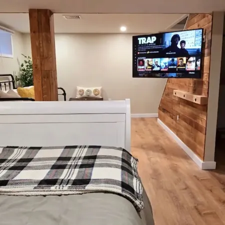 Cozy 1 bedroom basemant apt with private entrance and AC in the heart of Salem