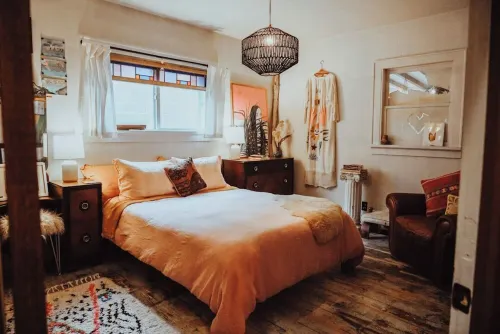 Boho Art cottage in hip Bay View, Milw neighborhood- 3bed, Sauna, Hot Tub