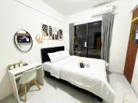 Sky House Apartment by Comfyplace