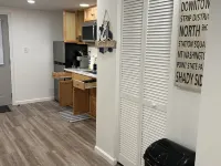 Riverside Retreat, a charming studio near Oakmont and Pittsburgh with WiFi, AC Hotels in Harmar Township