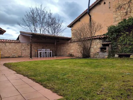 Cottage with garden, fireplace and barbecue. Located in an area with unique charm.