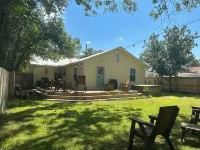Charming 1950s 3-bedroom house with hot tub and close to amenities in Kerrville!