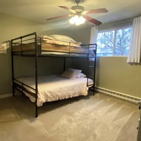 Cozy Okoboji Lake House, 2 blocks from attractions Отели в г. Арнолдс Парк