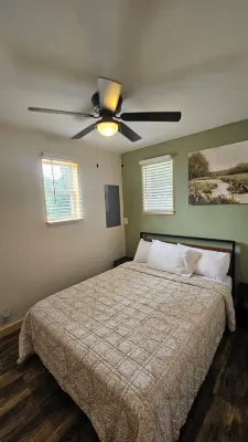 Charming 2-bedroom cabin near Jellystone Park, Spaulding boat ramp and more!