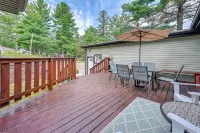 Private Hot Tub, Deck! Group Getaway in Friendship Hotels in 