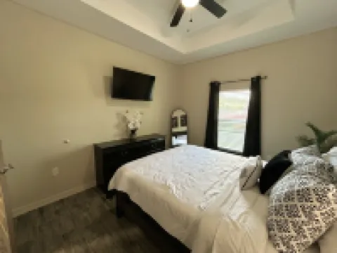 Quiet 2BR Retreat -Fenced yard -Modern Duplex