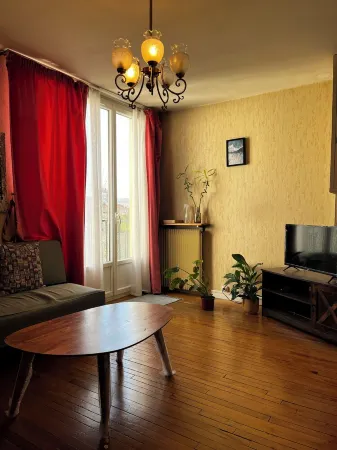 Room for rent, 15 min from the center of Paris by RER B train Отели в г. Кашан