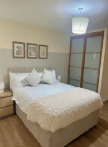 Wolverhampton Apartment with Free Parking 1 minute from the train station