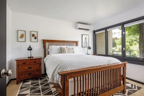 3-bedroom townhome in charming Cedar with AC, WiFi. Enjoy your stay! Hotels in Cleveland Township