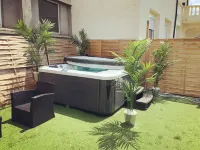 Spa house with private Jacuzzi and whirlpool bath overlooking the countryside فنادق في Saint-Genest-Lerpt