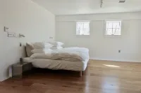 Art Studio House in Private Mountaintop Nature Preserve Hotels in Hillsdale