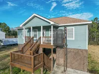 Welcome to the Sweet Life! 1 mile from downtown PC and white sand beaches!