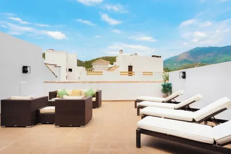 Casa Rubi - in the heart of Benahavis, Marbella. Отели рядом с достопримечательностью «Villa Padierna Driving Range & Michael Campbell Golf Academy»