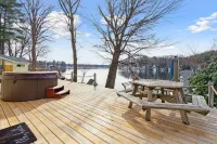 Relaxing Croton lake cottage w/ hot tub