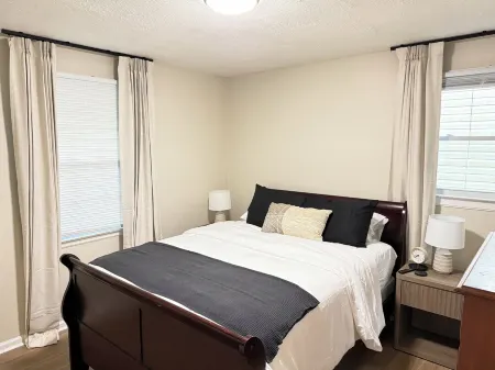 Gorgeous 3-bedroom house with AC in charming Petersburg