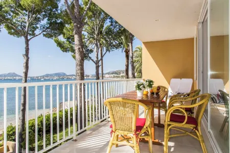 Beautiful apartment on the seafront Отели в г. Port de Pollenca