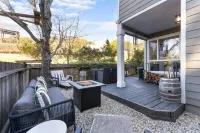 Modern Family Home in Town with Pool, Spa, Sport Courts, Dog Friendly, Walkable