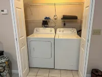 #05 Charming 2-bedroom apartment in Lorain with AC, WiFi Hotels in Lorain