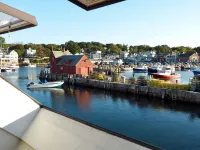 Charming Waterfront Home - Patio - AC - Projector - Kitchen - Shops - Dining