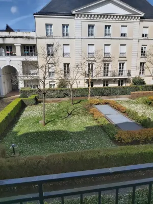 850 metres from Disney Land and Valley Village - 3 bedrooms - Sleeps 8