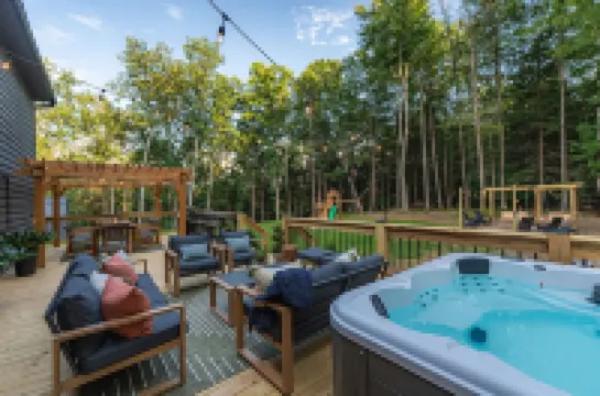 Twin Oaks Lodge: 4 Kings, Hot Tub, Sauna & EPIC Game Room