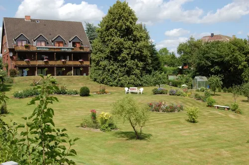 Idyllische Ferienwohnung mit Balkon und Großer Gartenanlage Hotels in Guby