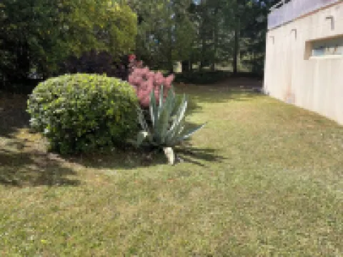 T2 garden floor small residence private parking near large beach and shops