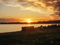 Lake Champlain 2-bedroom cottage with kayaks and bikes in beautiful Alburgh. Hotels in Alburgh